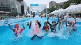 광화문광장·초등학교에 수영장이…도심에서 즐긴 물놀이 | 연합뉴스