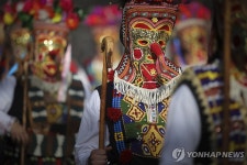 악귀를 쫓아라…불가리아 국제 가면극 축제 쿠케리 | 연합뉴스