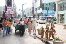 사람 몰리는 부산 광복로 10일 차 없는 거리 확대 | 연합뉴스
