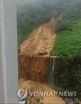 거제 아파트 앞산이 '와르르'…주민 코앞 산사태에 '아찔' | 연합뉴스