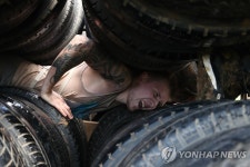 장애물을 넘어라…러시아서 여름맞이 영웅들의 경주 개최 | 연합뉴스