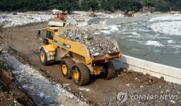 고립마을 도로 복구 | 연합뉴스