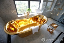 변기·욕조까지 금 입힌 베트남 호텔…황금 1t 사용 | 연합뉴스