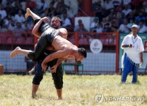 ′오일 바르고 한판 승부′…튀르키예 전통 기름 레슬링 | 연합뉴스