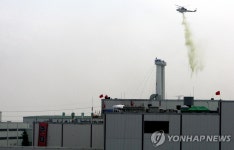 <경찰 최루액 살포..다연발 사제총에 고육지책> | 연합뉴스