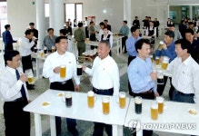 평양도 무더위에 맥줏집 북적…경흥관맥주집 초만원 | 연합뉴스