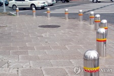 동해시, '도로 위 암초' 불법 볼라드 300여 개 정비 | 연합뉴스