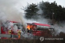 울진서 달리던 버스에 불…인명 피해 없어 | 연합뉴스