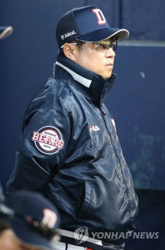경기 지켜보는 김태형 감독 | 연합뉴스