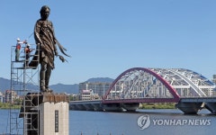 춘천 소양강처녀상 가을맞이 청소 | 연합뉴스