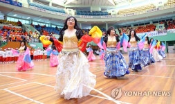 어르신들이 선보이는 벨리댄스 | 연합뉴스