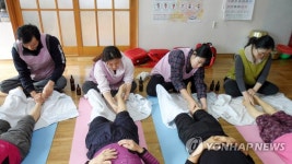 어르신 발 마사지 해 드릴게요 | 연합뉴스