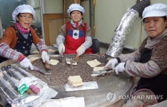 <카메라뉴스> 자갈에 구워 담백한 함양 전통한과 | 연합뉴스