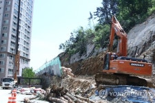 복구 분주한 거제 아파트 산사태 현장 | 연합뉴스