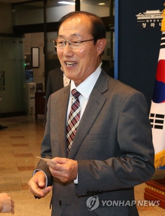 밝은 표정의 이원종 신임 비서실장 | 연합뉴스