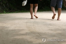 강천산 군립공원 맨발 산책로 | 연합뉴스