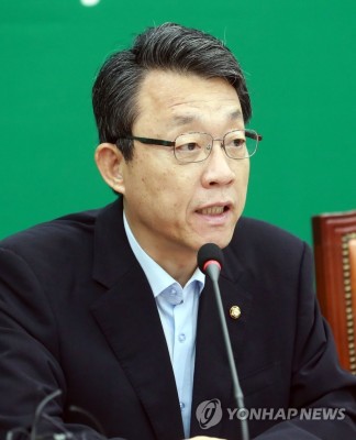 얼굴 만지는 김성식 정책위의장 | 연합뉴스 | 웹