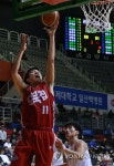공중 볼 잡는 허일영 | 연합뉴스
