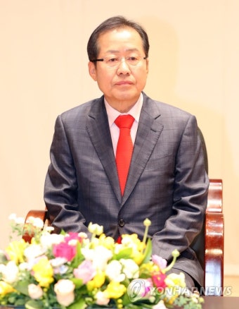 퇴임식 참석한 홍준표 | 연합뉴스