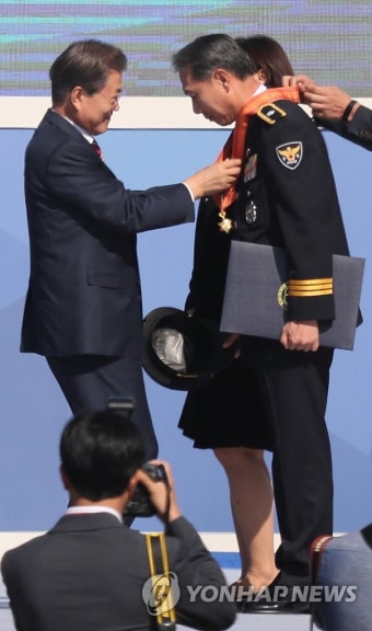 홍조근정훈장받는 이원백 경북지방경찰청 제2부장 | 연합뉴스