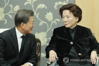 문 대통령, '손명순 여사와 대화' | 연합뉴스