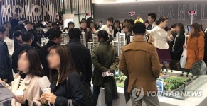 부평 코오롱하늘채 견본주택 살피는 방문객들 | 연합뉴스
