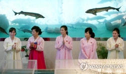 남측 선수단 환대하는 북측 접대원들 | 연합뉴스