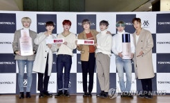토니모리, 롯데몰 김포공항점에서 몬스타엑스 팬사인회 진행 | 연합뉴스