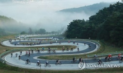 지안재 오르는 자전거 동호인 | 연합뉴스