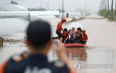 천안 병천천 둑 일부 붕괴…고무보트로 주민 구출 | 연합뉴스