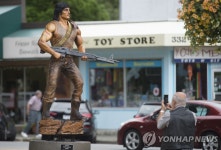 영화촬영 40주년 기념해 캐나다에 등장한 람보 조형물 | 연합뉴스