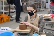 도예 체험하는 외국인 SNS 기자단 | 연합뉴스