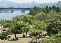 ′화창한 날씨′…산과 공원으로 나들이 나선 시민들 | 연합뉴스