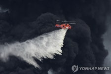 태국 방콕 인근 플라스틱 공장 화재 진압 나선 헬기 | 연합뉴스