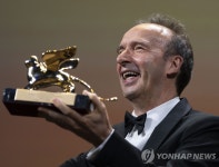 베네치아영화제 명예 황금사자상 받은 로베르토 베니니 | 연합뉴스