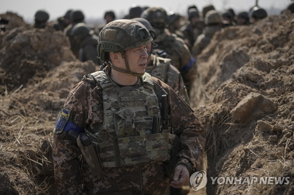 국방부, 계엄령 관련 3명 지휘관 직무정지 발표: 상황복잡, 대통령 전화 때도 함정?
