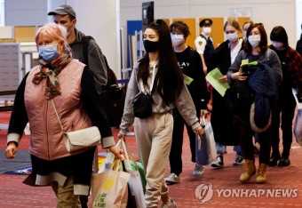 일본 정부 전용기로 도쿄 도착한 우크라 피란민들 | 연합뉴스