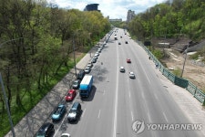 우크라 키이우 주유소 앞 차량 행렬 | 연합뉴스