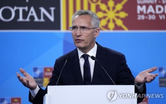 나토 정상회의 폐막 기자회견 하는 스톨텐베르그 사무총장 | 연합뉴스