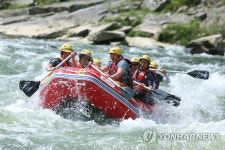 물살 가르면 더위가 싹∼ 인제 내린천 래프팅 시즌 시작 | 연합뉴스