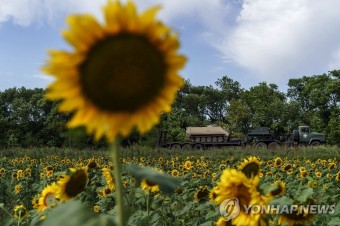동부 전선으로 이송되는 우크라 장갑차 | 연합뉴스