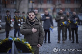 對러 전쟁 전사자 추모비 참배하는 젤렌스키 우크라 대통령 | 연합뉴스