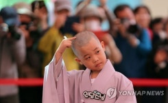 제 머리 어때요?…대웅전 앞마당서 동자승 삭발ㆍ수계식 | 연합뉴스