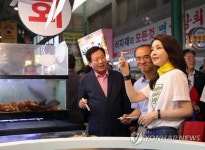 강릉 찾은 김여사 관광 활성화 바라…오징어회 시식도(종합) | 연합뉴스
