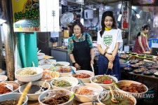 반찬가게 찾은 김건희 여사 | 연합뉴스