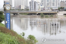 부산 호우경보, 온천천 물바다 | 연합뉴스