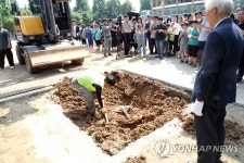 인천 초등학교서 20년 전 묻은 타임캡슐 개봉 | 연합뉴스