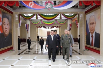 연회장 입구에 걸린 김정은ㆍ푸틴 대형 초상화 | 연합뉴스