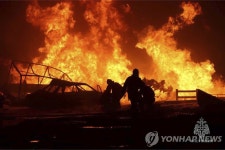 러 다게스탄 주유소 폭발 현장서 화재 진압중인 소방관들 | 연합뉴스