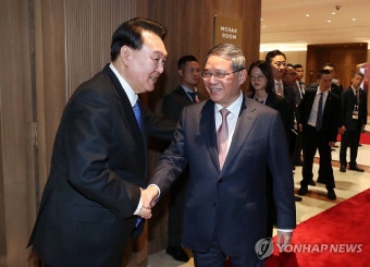 악수하는 윤석열 대통령과 리창 중국 총리 | 연합뉴스